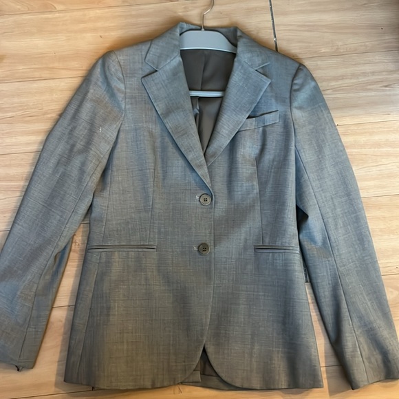 Theory wool blazer: 2-button structured shoulders/darted front/refined fit. - Picture 4 of 9
